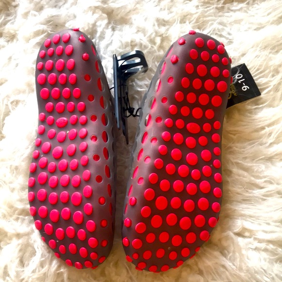 Women’s Water Shoes New - Picture 2 of 2